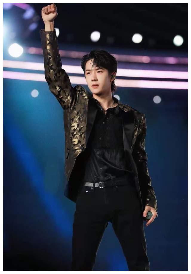 任嘉伦跨年舞台炸裂,新歌也完胜王一博,到底谁才是唱跳偶像?