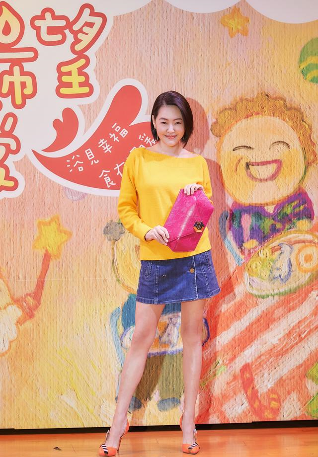 41岁小S走少女路线，针织衫配牛仔短裙，一点不像3个孩子的妈休闲区蓝鸢梦想 - Www.slyday.coM