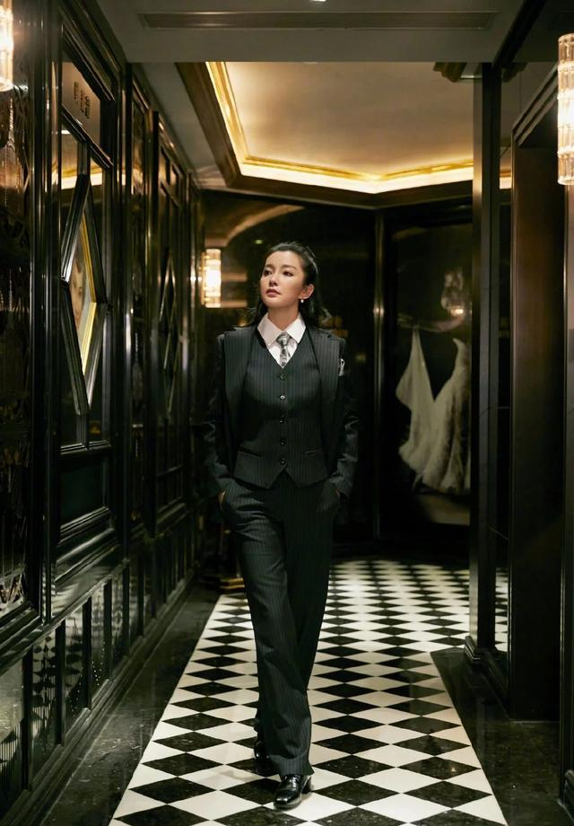 李冰冰够霸气穿经典英伦风西装干练飒爽女大佬即视感超强