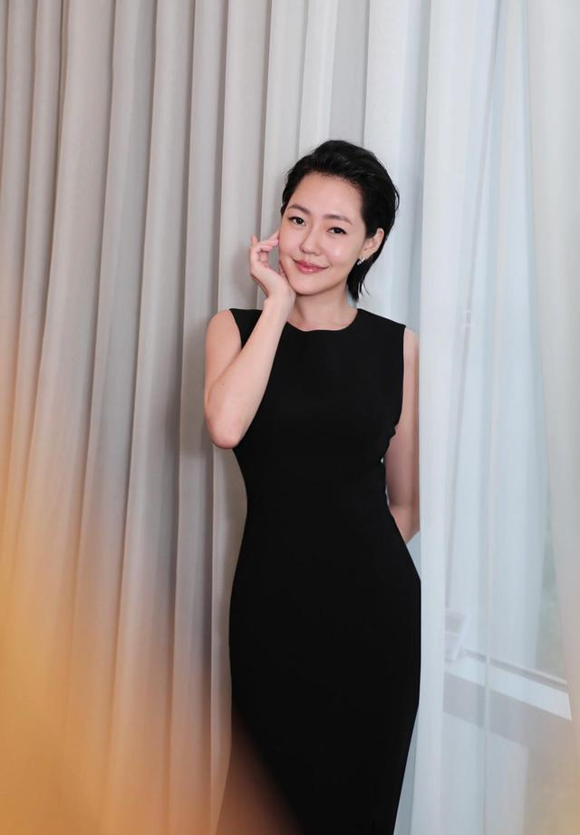 41岁小S走少女路线，针织衫配牛仔短裙，一点不像3个孩子的妈休闲区蓝鸢梦想 - Www.slyday.coM