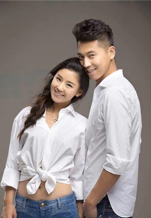 王雷老婆真会穿,简约白衬衫也能玩出新花样,显瘦显腿长__财经头条