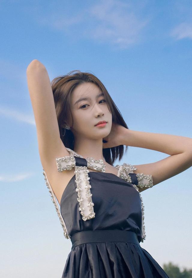 张雅卓又飒又帅的气质女星