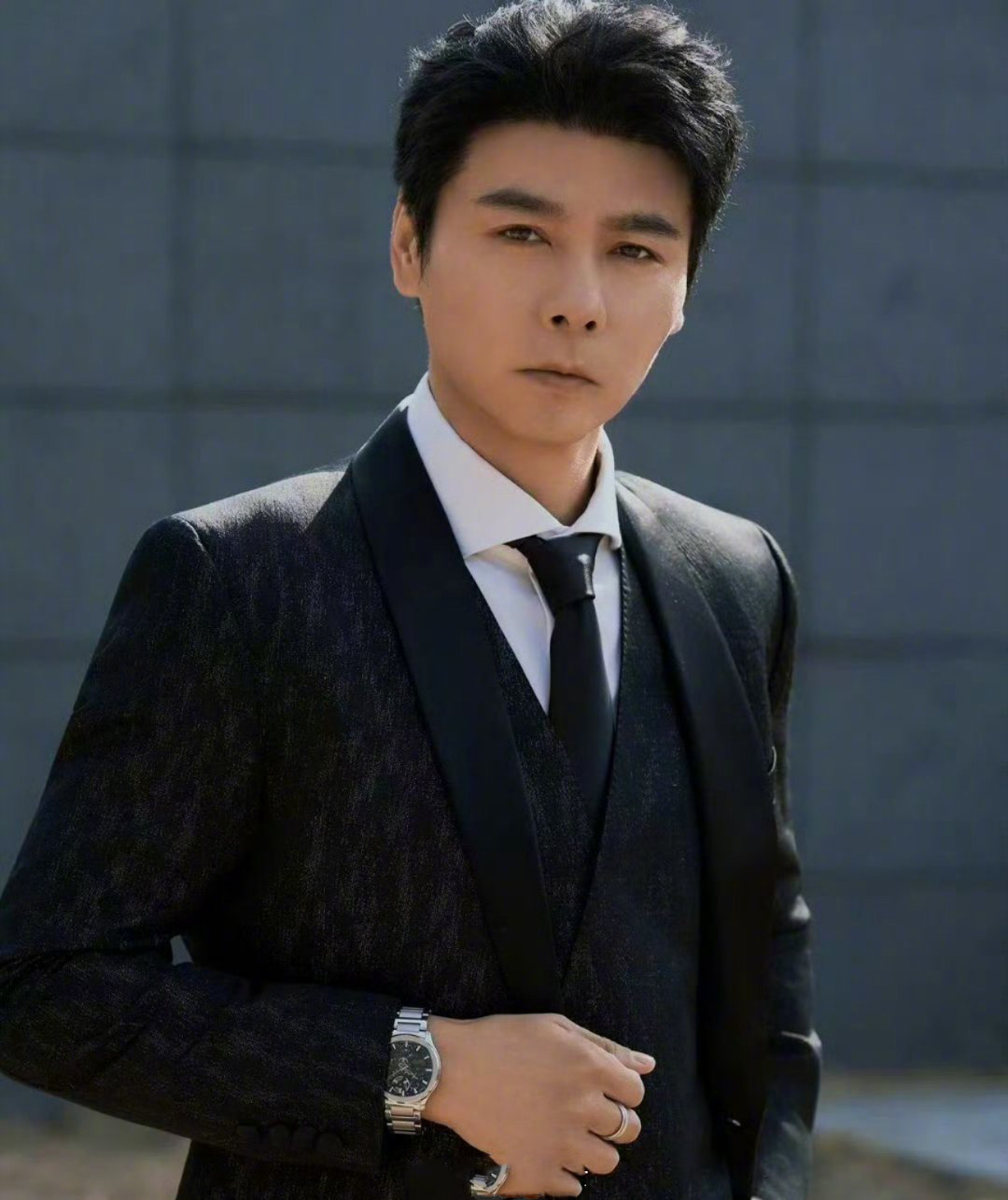 张晋沉稳依旧，佩戴Possession时来运转系列戒指