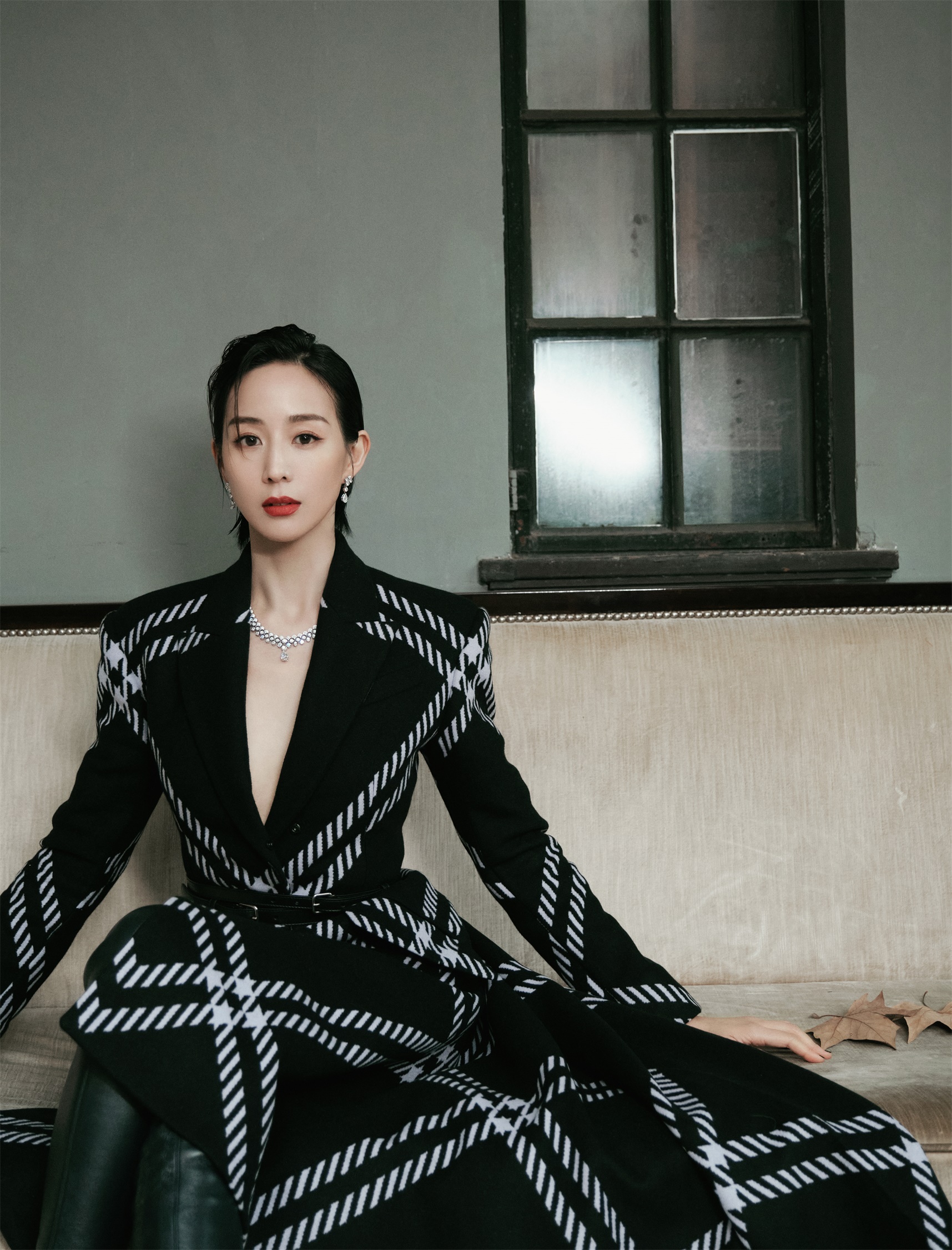 张钧甯出席gq盛典 菱格风衣高级清冷魅力尽显