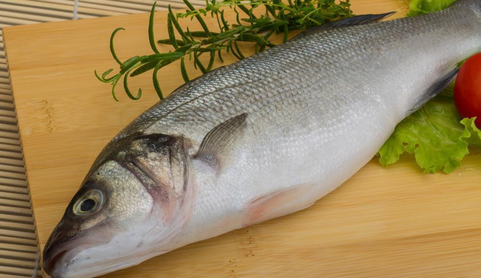 制作步骤:鸡精,料酒,盐,胡椒粉,蒸鱼豉油,油,调料:鲈鱼500克,葱,姜,青