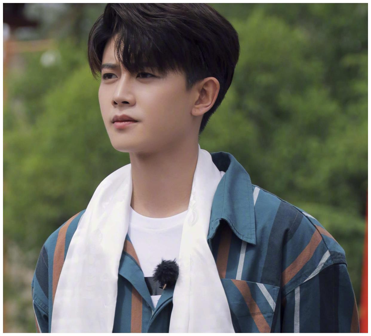 任嘉伦戴墨镜登场,大家关注点却是肌肉,真是个型男