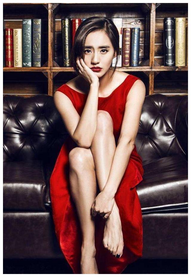 王智身材太惊艳,穿西装裙难掩凹凸曲线,大长腿霸屏了