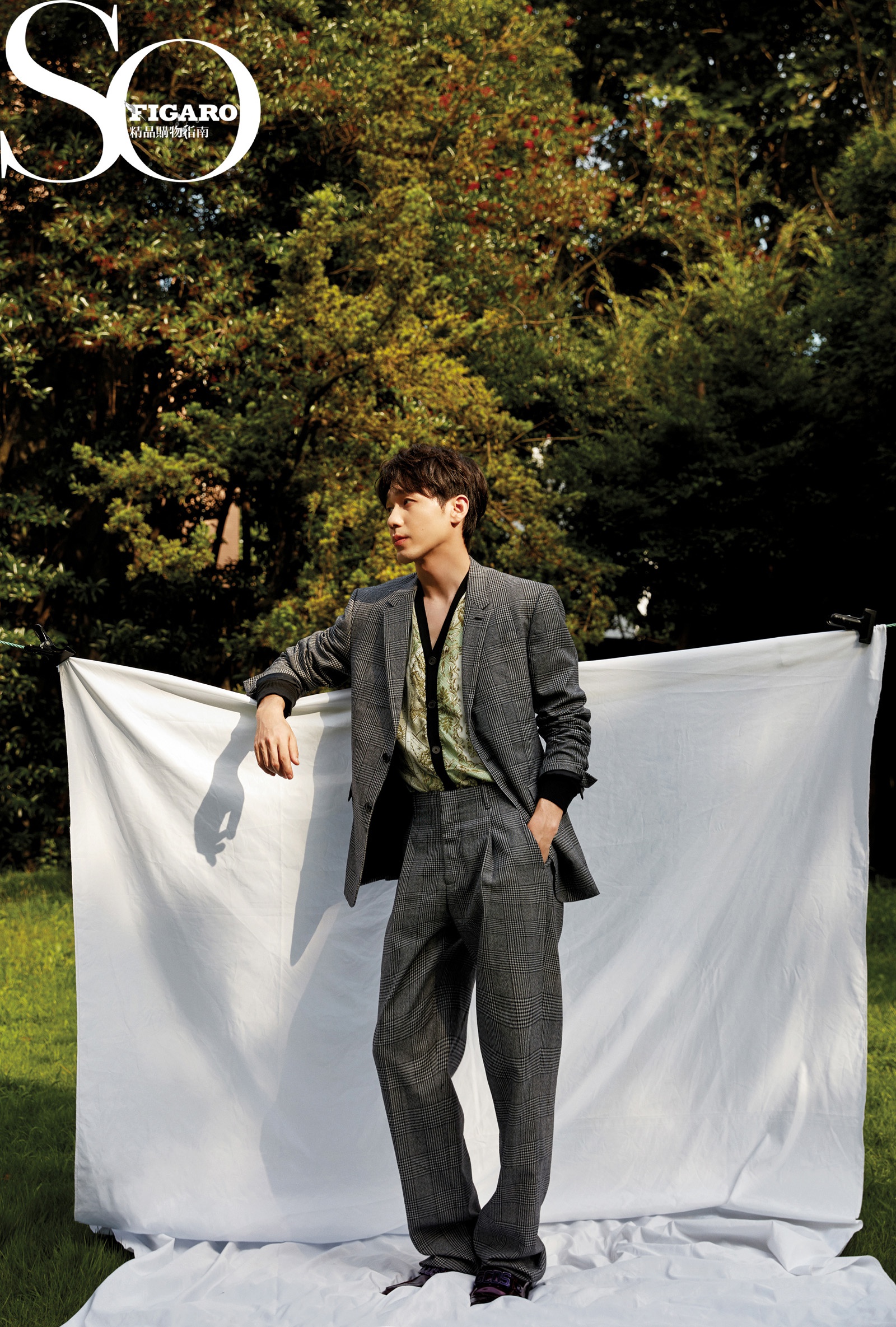 白宇登某杂志封面 自在洒脱演绎夏日风情