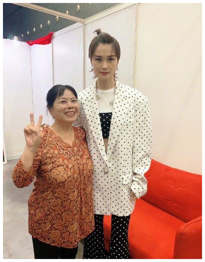 6月17日,李维嘉晒出妈妈和杜海涛妈妈在晚会后台合影李宇春,凤凰传奇