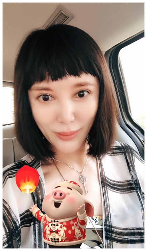 一对酒窝很迷人,却因整容成"蛇精脸",如今55岁网友大呼惊悚|高宝宝