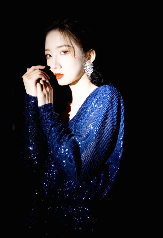 孟美岐身穿蓝色亮片连体裤