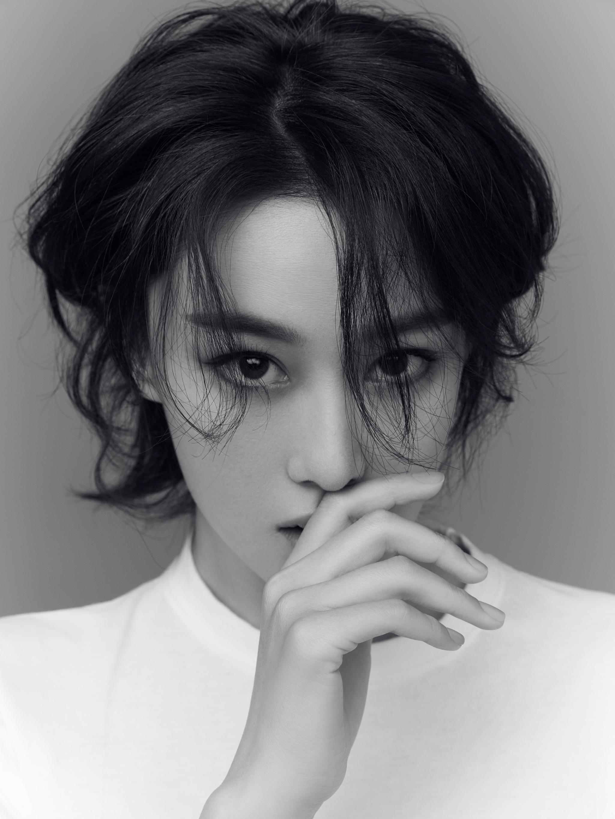 又飒又a!张馨予背头短发大片释放"焱人"魅力