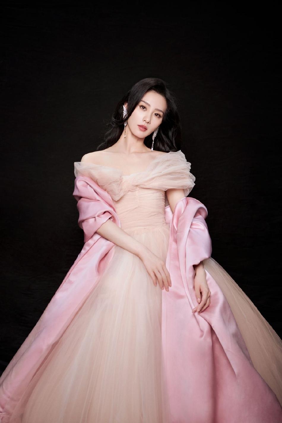 刘诗诗一字肩长裙写真,楚楚动人!__财经头条