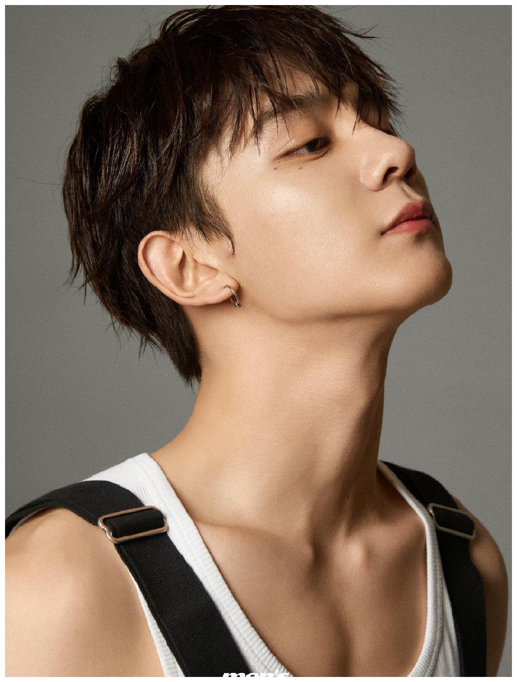 00后男孩夏之光,穿背带裤拍大片,居然意外凹出型男范?