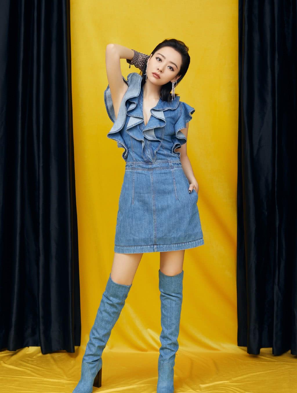 跟冯珂分手后她再迎颜值巅峰,穿牛仔裙配高筒靴,冷酷又清新