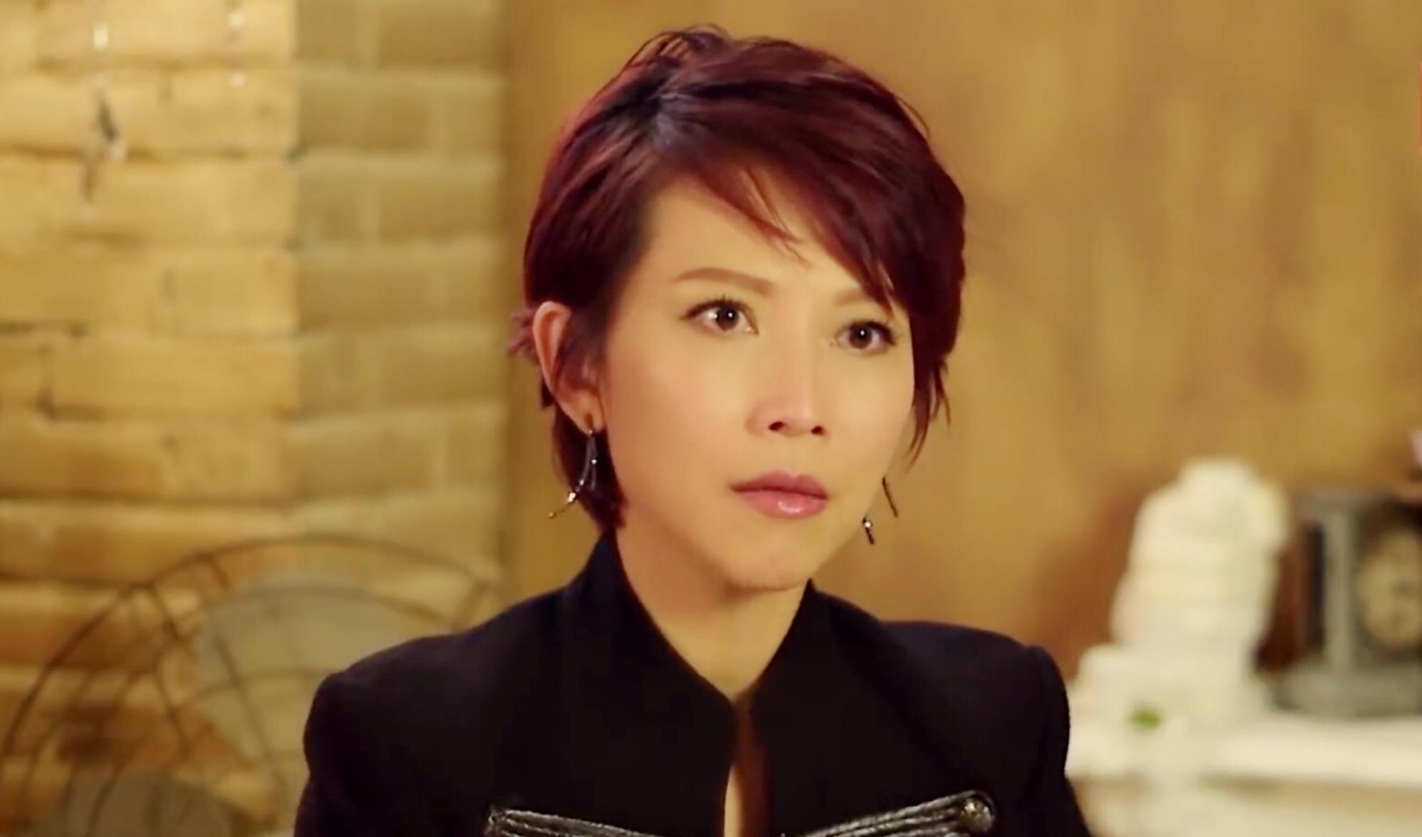 蔡少芬被记者问情感问题,她红着眼回应,张晋实力护妻恩爱感十足