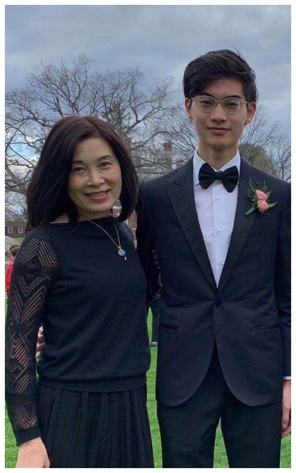 前央视主播郎永淳办公室曝光,装修朴素毫无总裁范,送花表白老婆