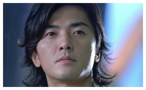 她曾被郑伊健抛弃,两次婚姻都失败,如今54岁还是单身