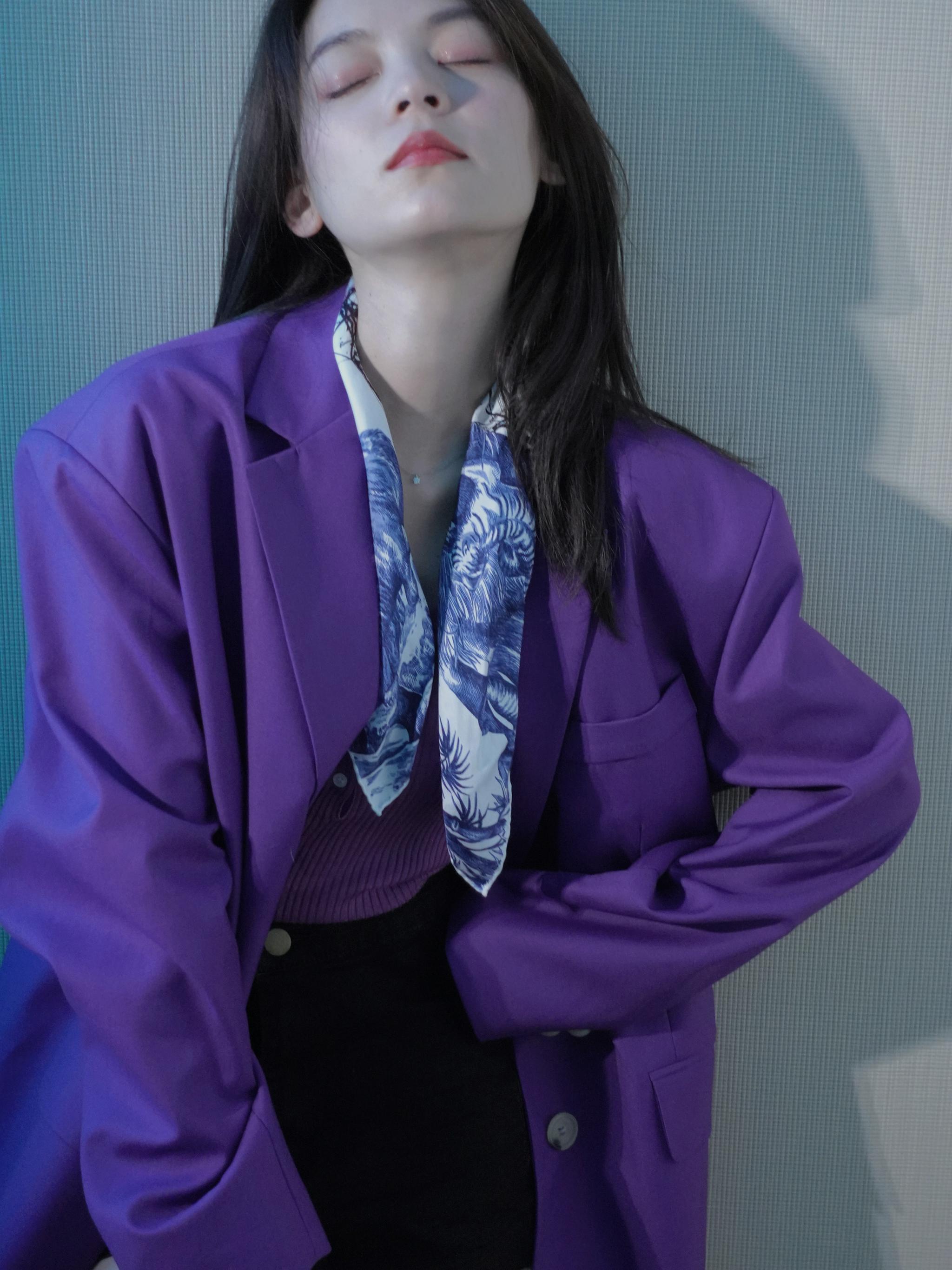 谢子然晒初秋酷飒穿搭灵动演绎丝巾百搭法则