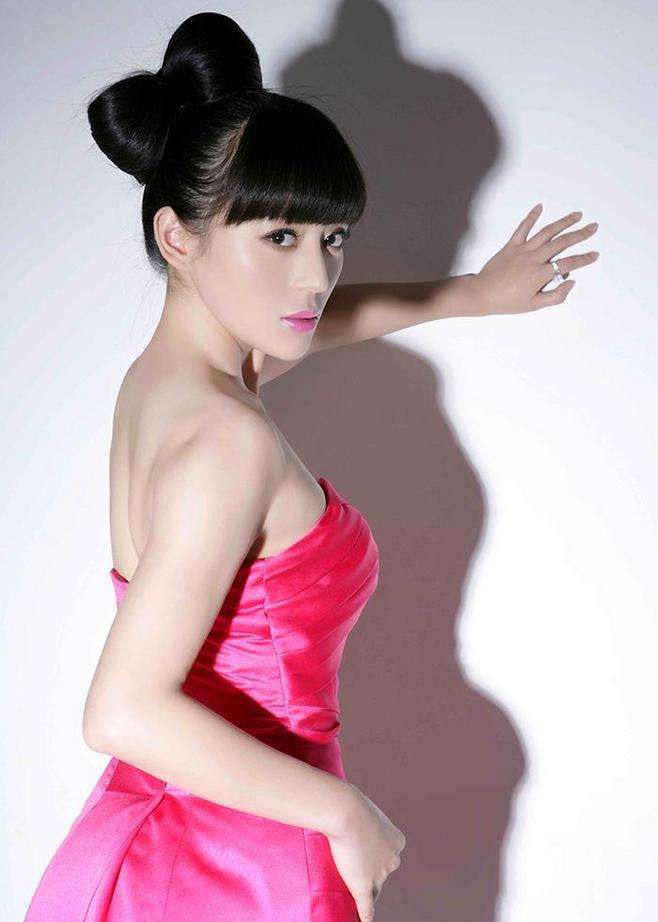 明星袁姗姗80后实力演员青春靓丽是备受争议的女明星