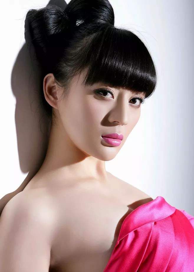 明星袁姗姗80后实力演员青春靓丽是备受争议的女明星