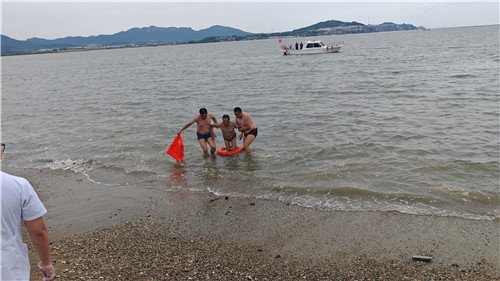 偏僻海域救援船无法抵达,他们带救生圈逆流游向500米外老人…… 偏僻海域救援船无法抵达,他们带救生圈逆流游向500米外老人……