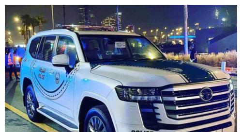 汽车看点 自媒体 正文上图中就是警用涂装的"兰德酷路泽".