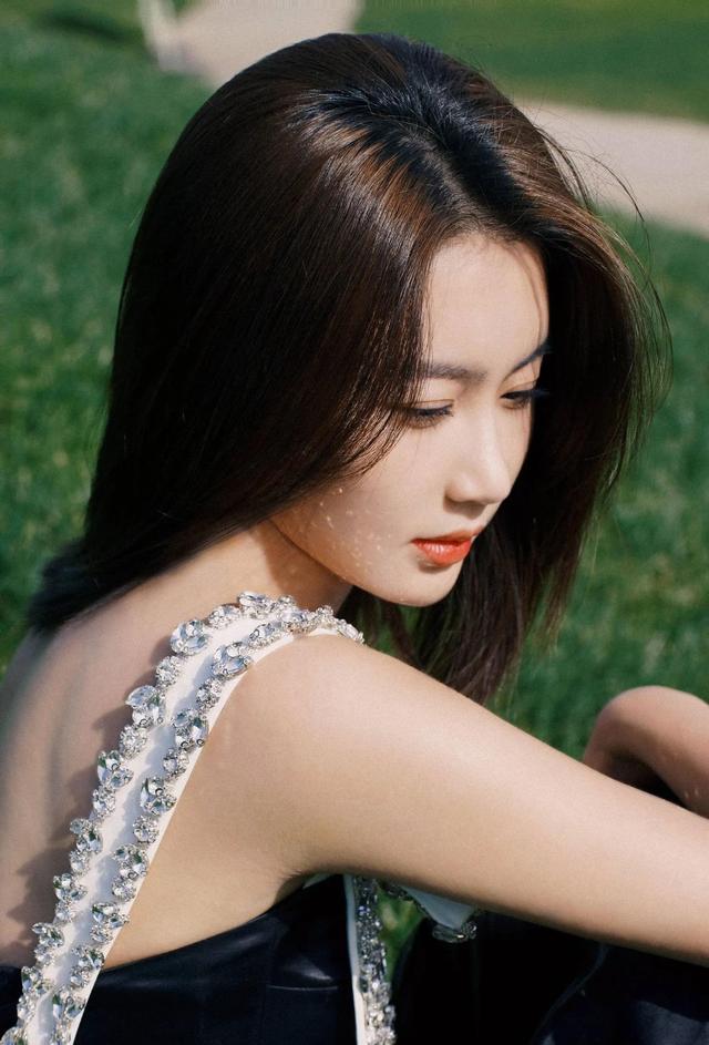 张雅卓又飒又帅的气质女星