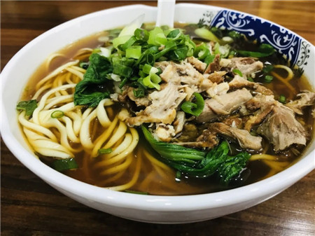 吃在大连-剔骨肉面分量足,面条爽滑有劲道,酱脊骨香而不柴