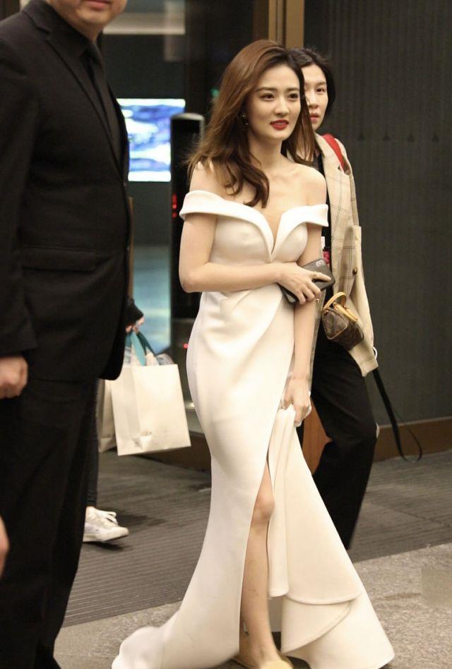 28岁徐璐美得出众,穿一字肩连衣裙配微卷发,时髦又大方_高清图集_新浪