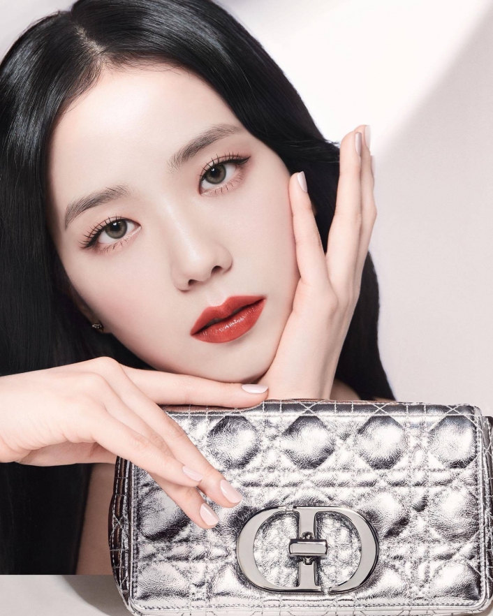 blackpink成员jisoo拍品牌宣传照