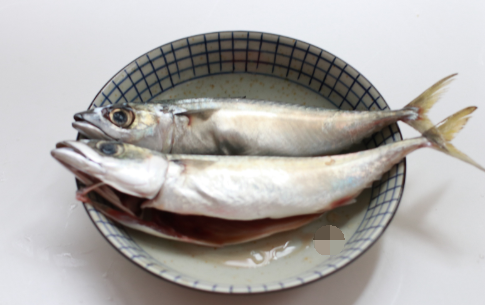 这巴浪鱼看着和秋刀鱼有点像,但鱼身没有秋刀鱼那么细长,比较宽,扁