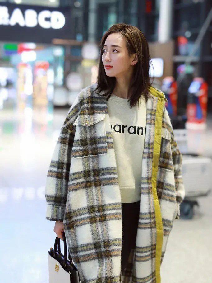 短发女神张钧甯气质真好,绿色上衣配牛仔裤酷帅,纤细长腿更吸睛