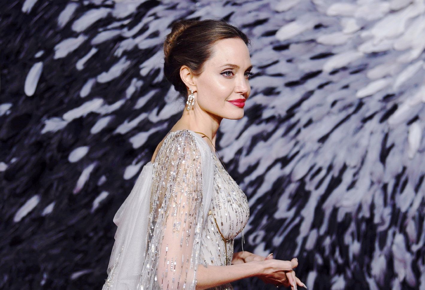 安吉丽娜·朱莉参加沉睡魔咒2伦敦首映礼,星河纱裙太美了!