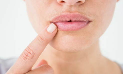 身体好不好看下嘴唇就知道出现4种迹象说明麻烦来了