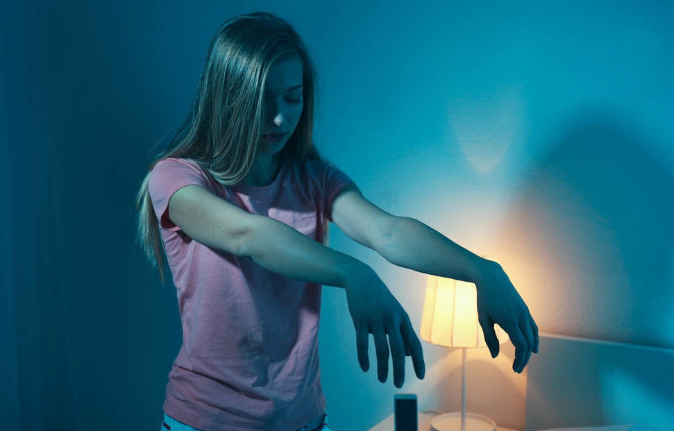 梦游和哪些因素作怪有关呢图