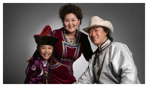 吉祥三宝过去14年：爸爸逝世，妈妈隐退，女儿也大变样休闲区蓝鸢梦想 - Www.slyday.coM