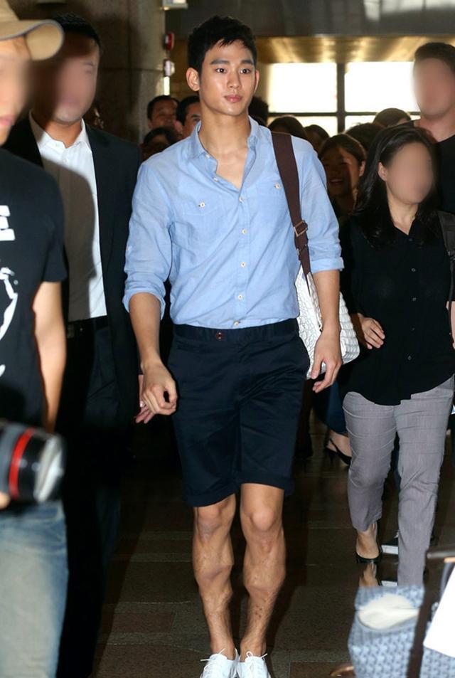 金秀贤是个活脱脱的大暖男,蓝色的衬衫搭配深蓝色的短裤和小白鞋,身材