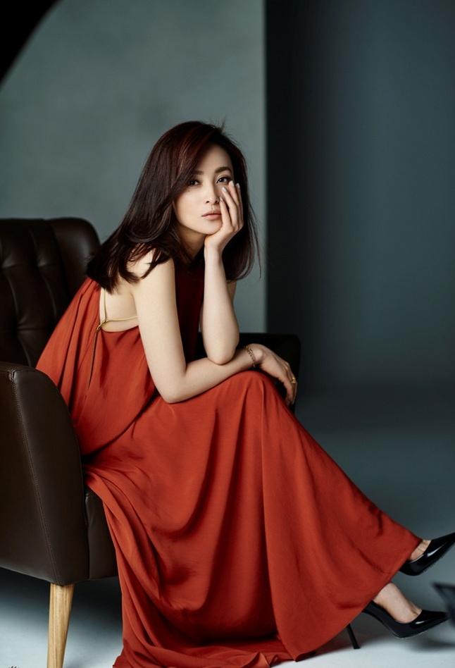 女演员蒋勤勤,气质高贵,妩媚动人!__财经头条