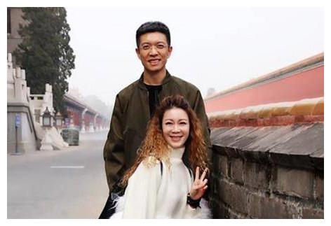 46岁央视主持李文静戴假发10多年与老公一直坚持成为丁克一族