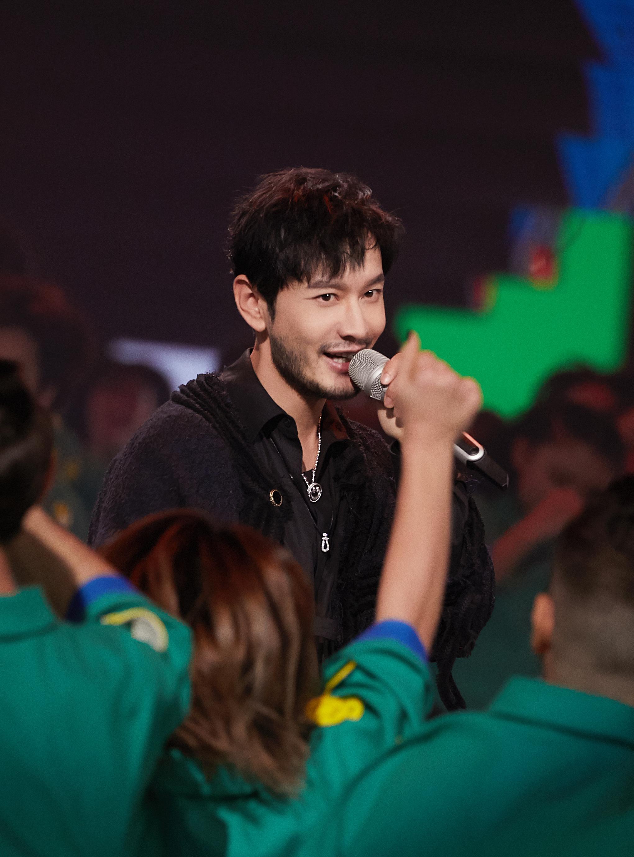 黄晓明络腮胡造型亮相晚会出场时段创当晚收视峰值印证收视保障