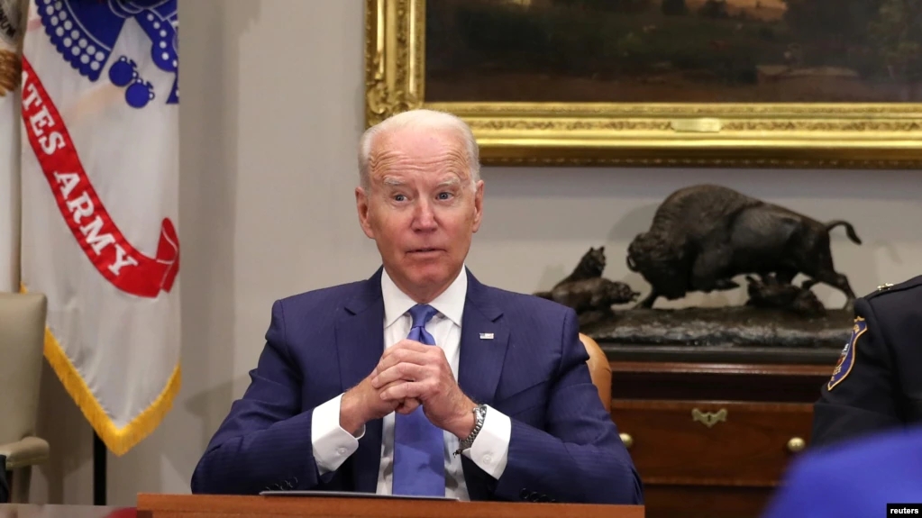 美国总统拜登2021年7月12日在白宫会见司法部长加兰德,执法官员和社区