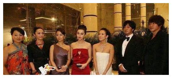 无论从整体造型到细节妆容,哪怕是一个小小的脚尖站位都是颇有讲究的