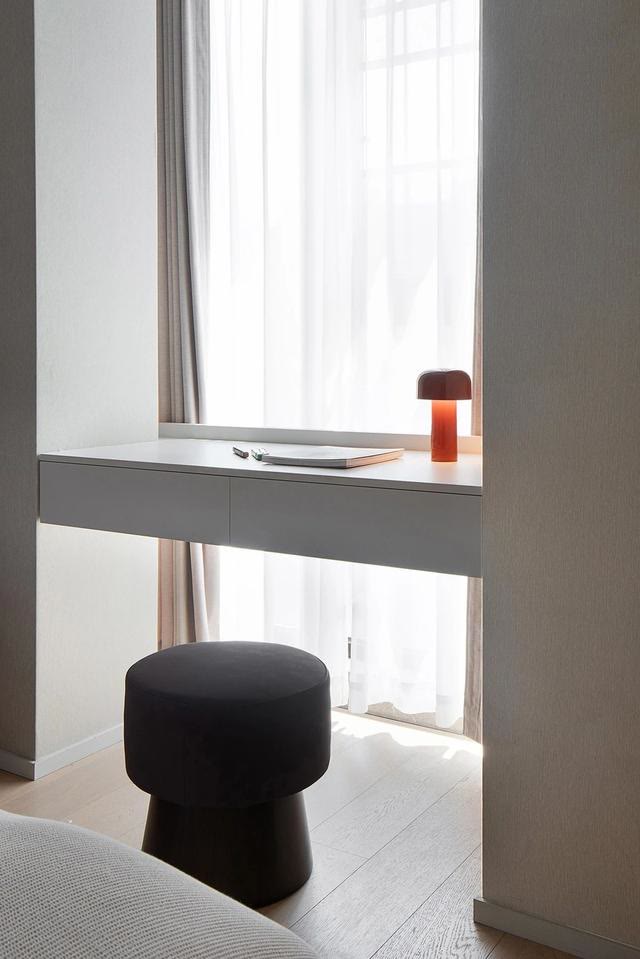 她家客厅太好看了，一进门就被美到，喜欢这样简单不花哨的装修休闲区蓝鸢梦想 - Www.slyday.coM