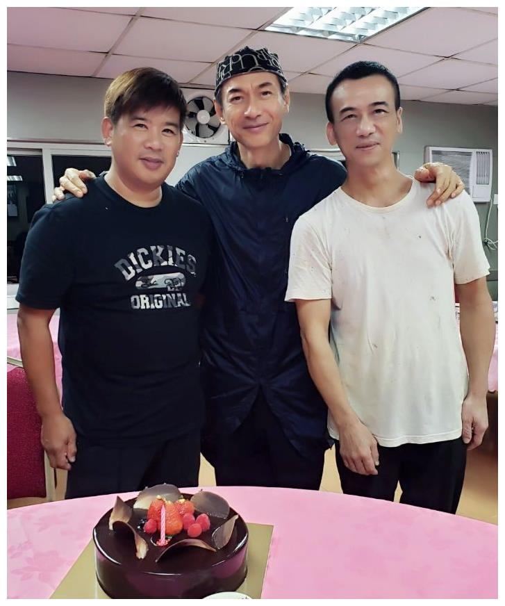 江华58岁庆生照曝光,瘦到脱相认不出,26岁护士儿子帅气迷人