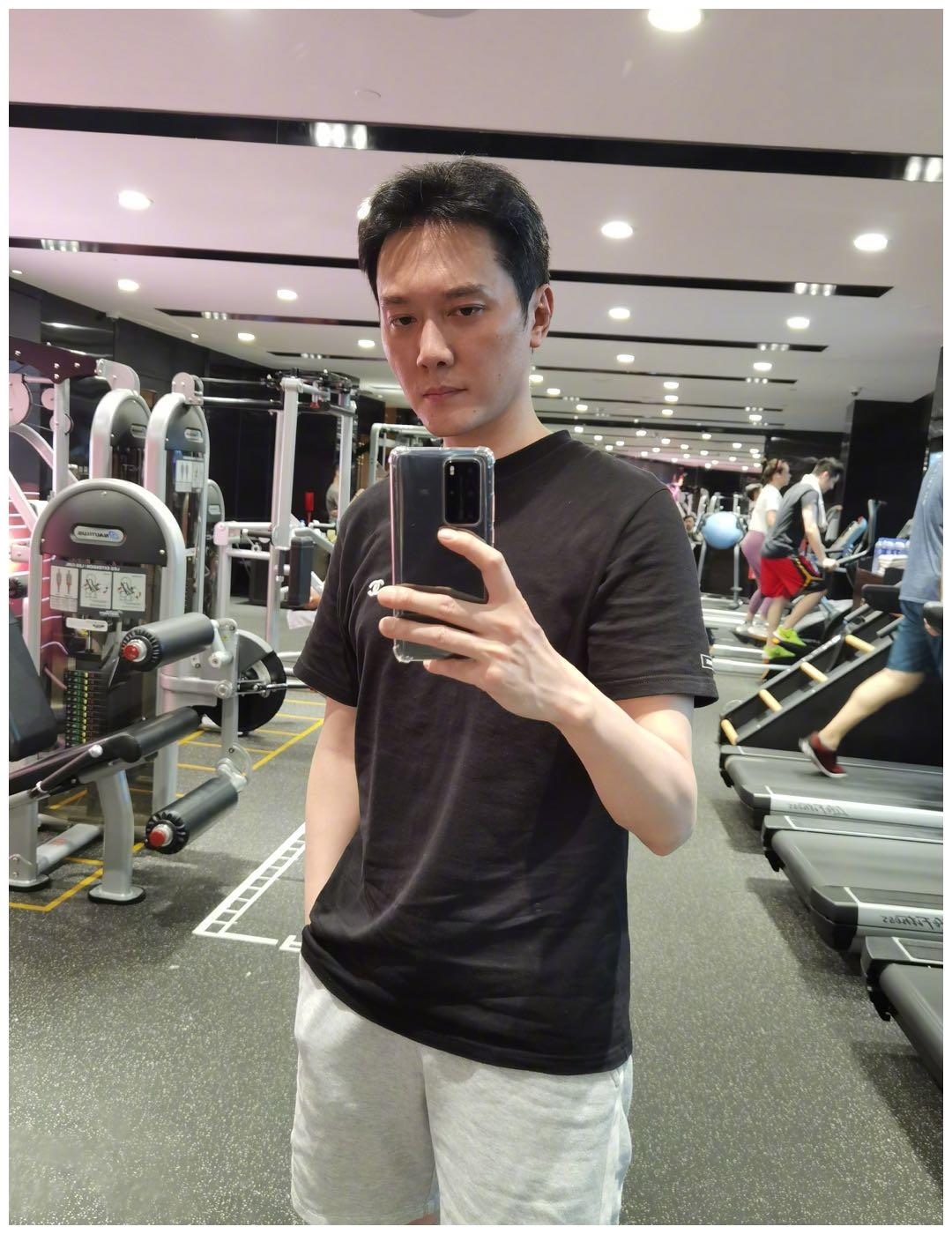 冯绍峰自拍里有糖?身后有一扎马尾女孩,疑似颖宝在场陪老公健身