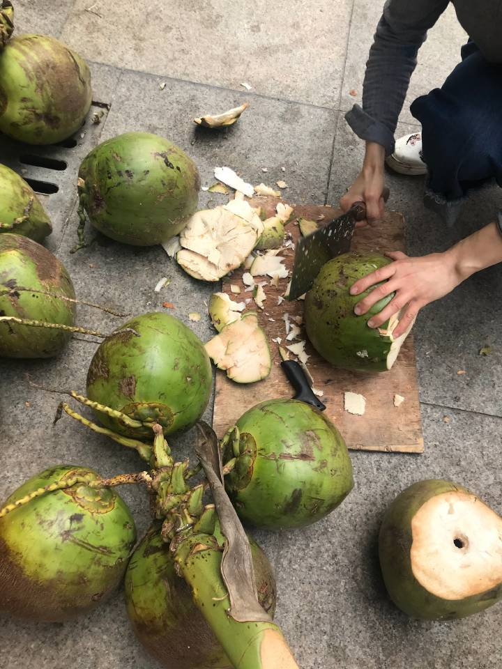 女子吃椰子时拿纸袋套在头上知道真相后路人却报警指责她老公