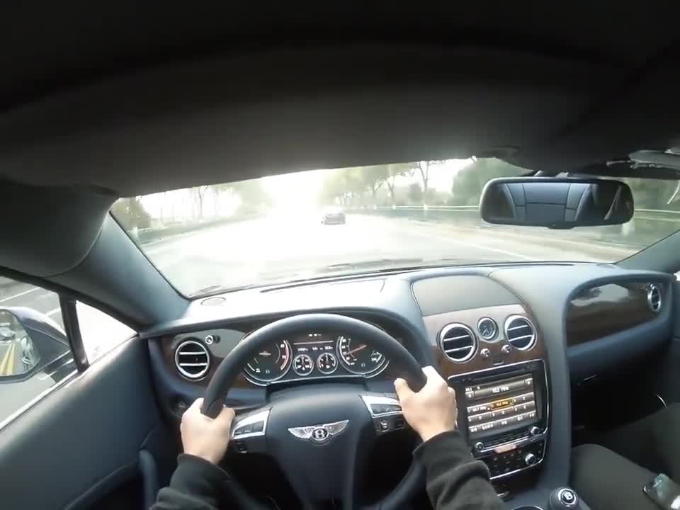 感受一下宾利驾驶位第一视角吧!