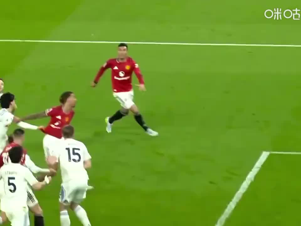 红魔送温暖！十人曼联1比2不敌保级队利兹联，破门，揪对头发染红