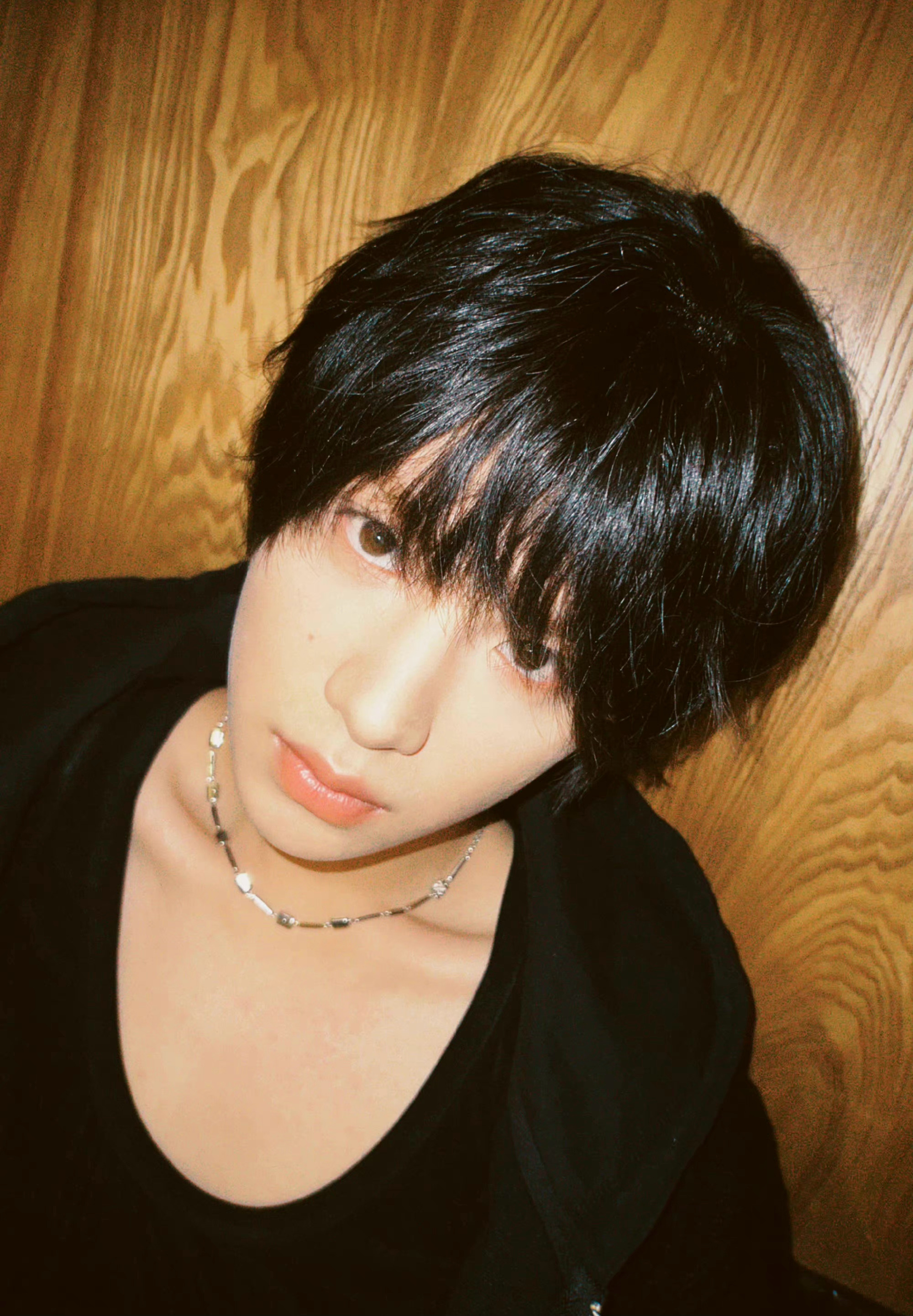 黄明昊日系黑发写真!少年感满满,漫画中走出的美少年